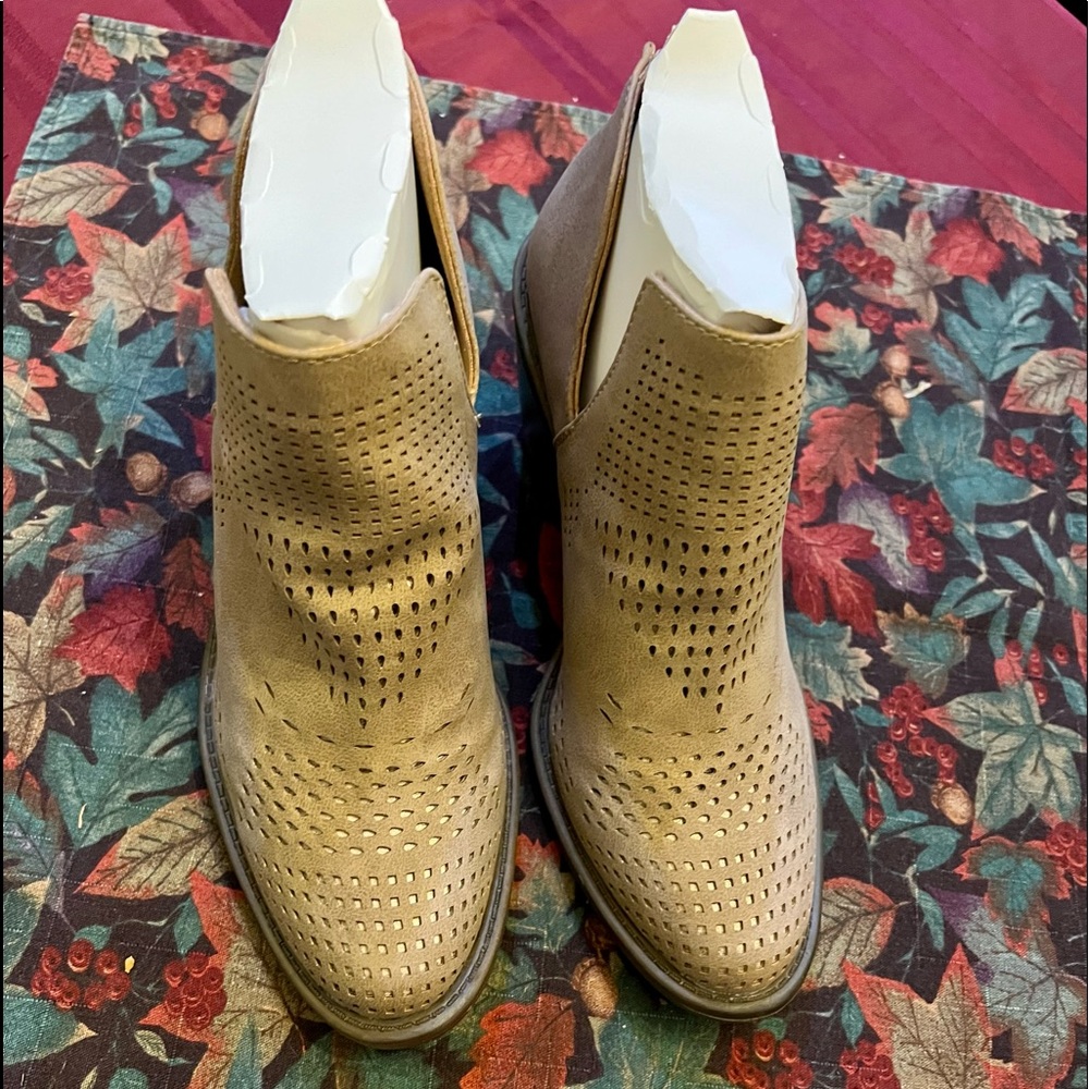 Size 8 Lassoh blowfish booties NWT come in original box